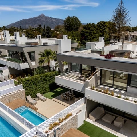 5 sypialnia Willa na sprzedaż w Puerto Banus, Marbella z basenem garażem - 2 750 000 € (Ref: 9425938)