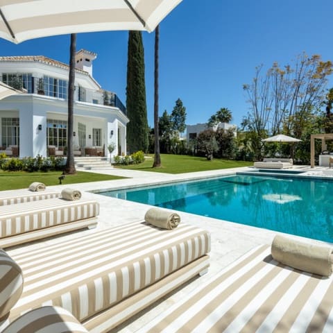 5 makuuhuone Huvila myytävänä paikassa Nueva Andalucia, Marbella mukana uima-altaan 
autotalli - 8 900 000 € (Ref: 9425942)