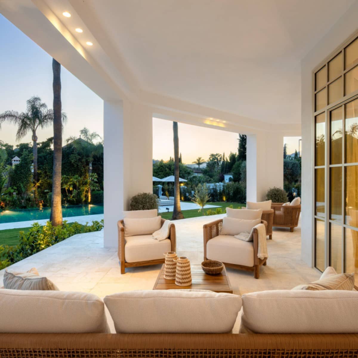 5 makuuhuone Huvila myytävänä paikassa Nueva Andalucia mukana uima-altaan 
autotalli - 8 900 000 € (Ref: 9425942)