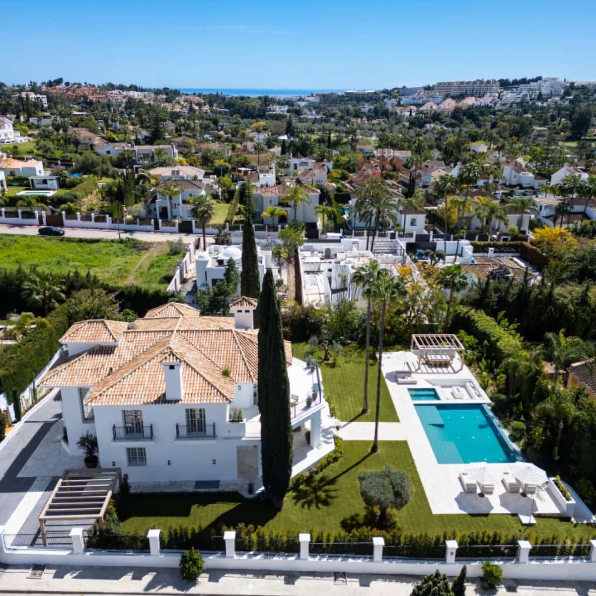 5 makuuhuone Huvila myytävänä paikassa Nueva Andalucia mukana uima-altaan 
autotalli - 8 900 000 € (Ref: 9425942)