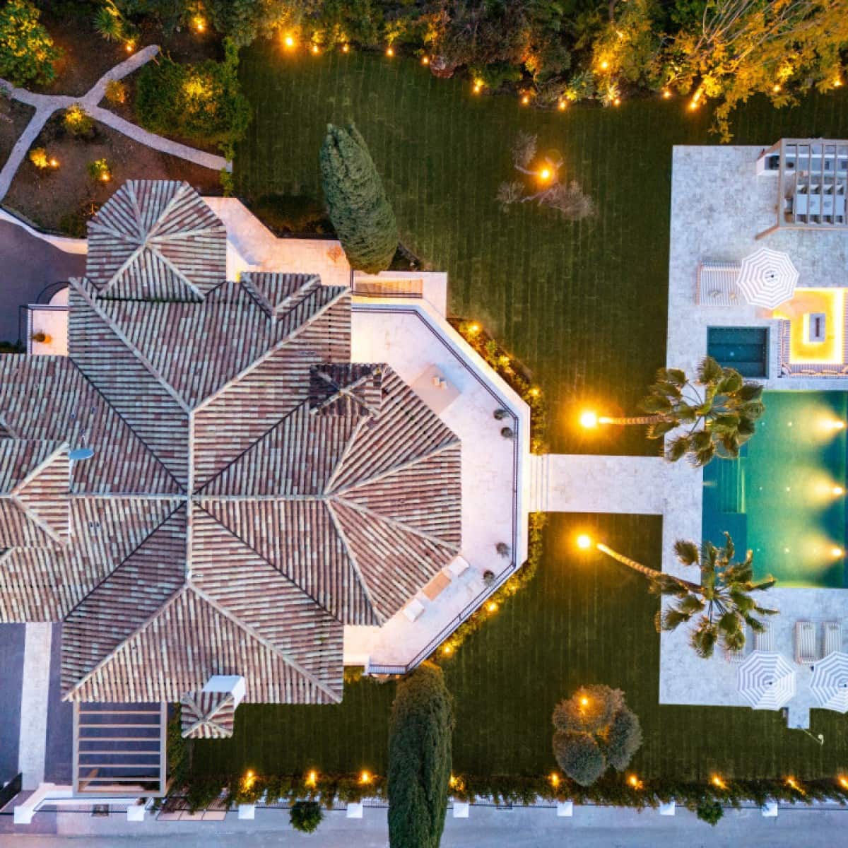 5 makuuhuone Huvila myytävänä paikassa Nueva Andalucia mukana uima-altaan 
autotalli - 8 900 000 € (Ref: 9425942)