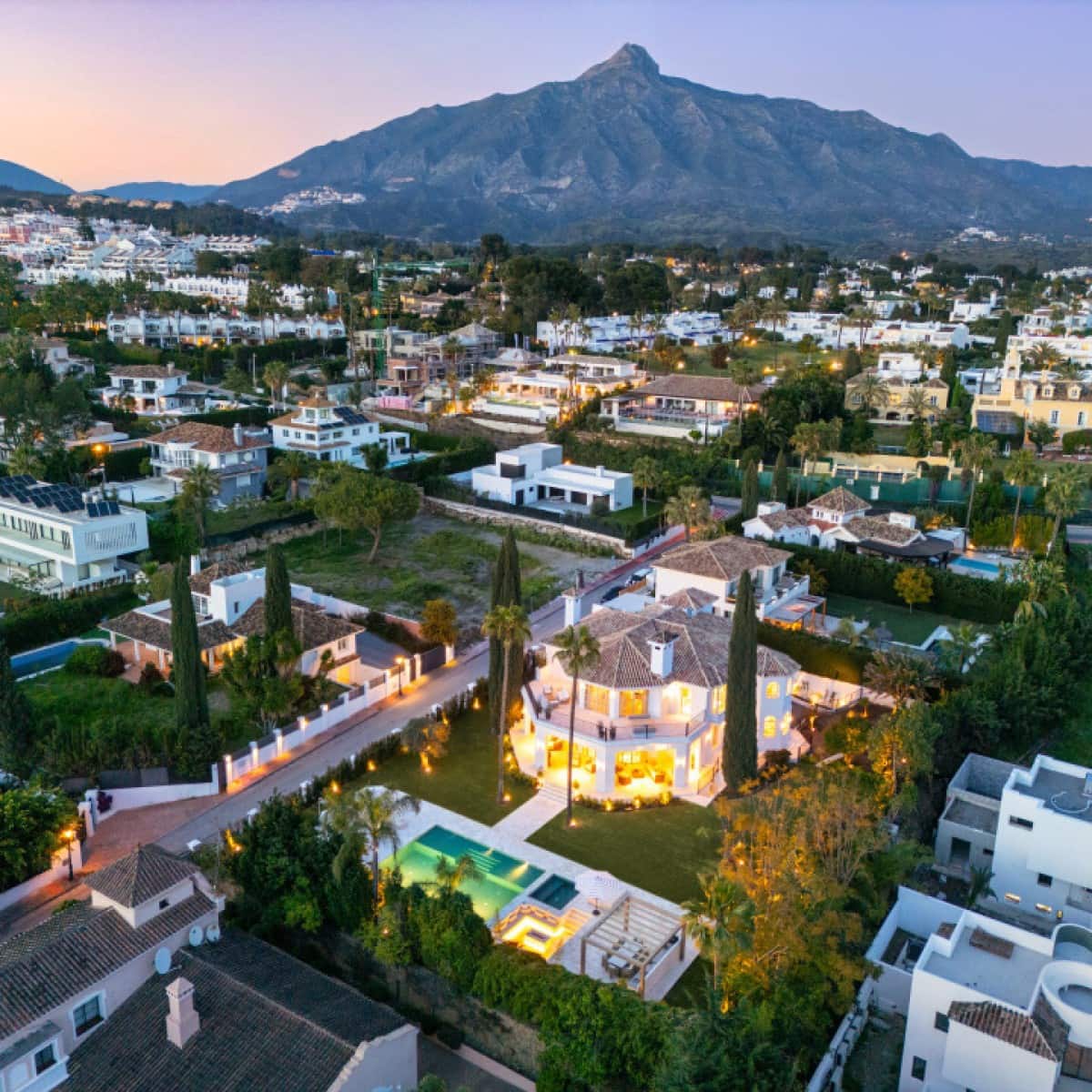 5 makuuhuone Huvila myytävänä paikassa Nueva Andalucia mukana uima-altaan 
autotalli - 8 900 000 € (Ref: 9425942)