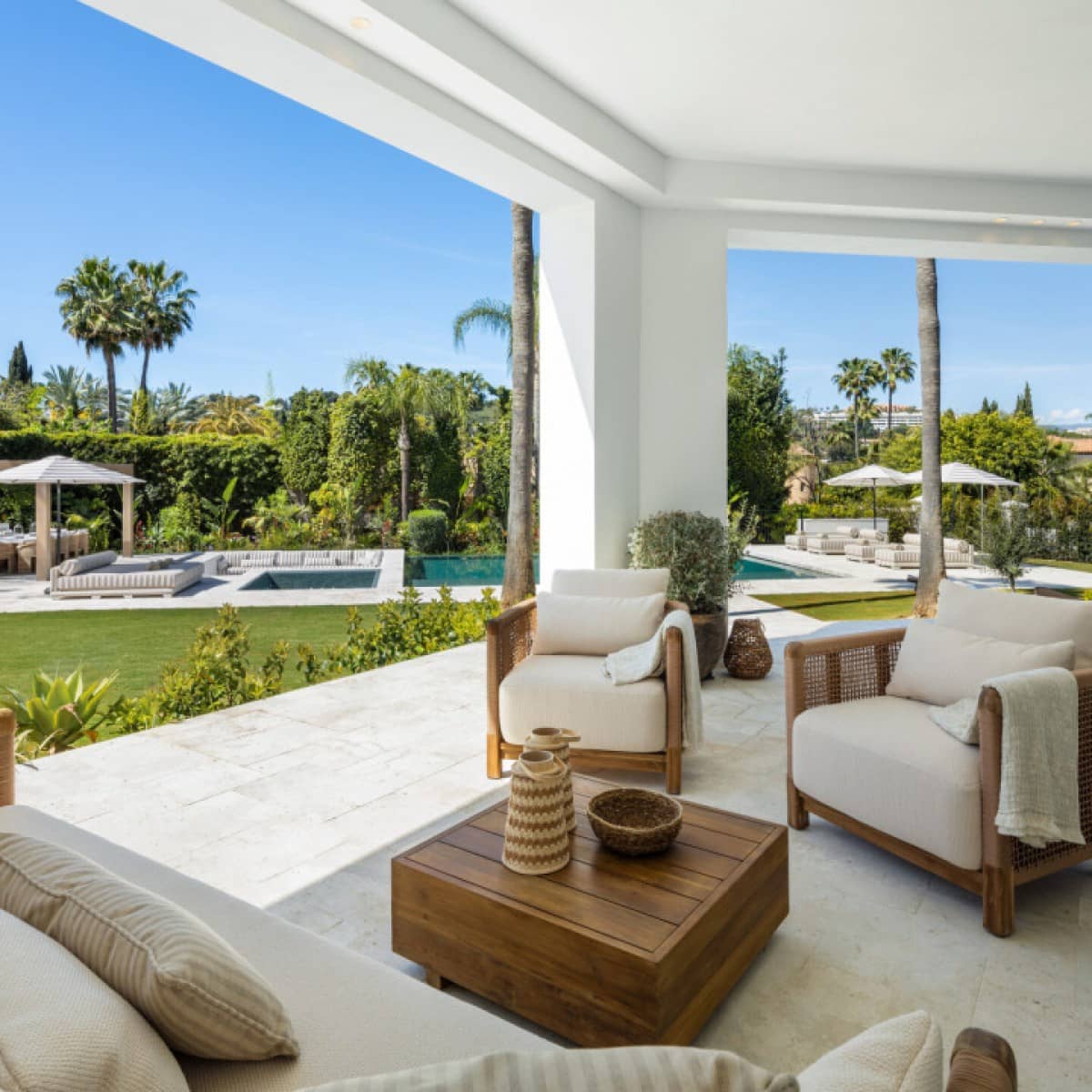 5 makuuhuone Huvila myytävänä paikassa Nueva Andalucia mukana uima-altaan 
autotalli - 8 900 000 € (Ref: 9425942)