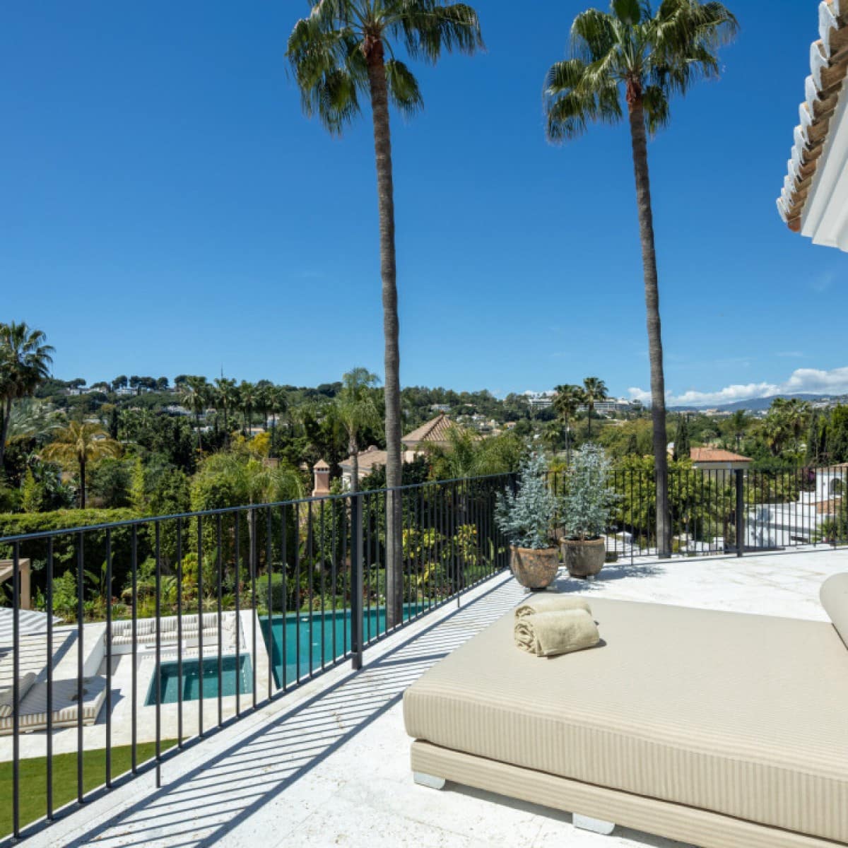 5 makuuhuone Huvila myytävänä paikassa Nueva Andalucia mukana uima-altaan 
autotalli - 8 900 000 € (Ref: 9425942)