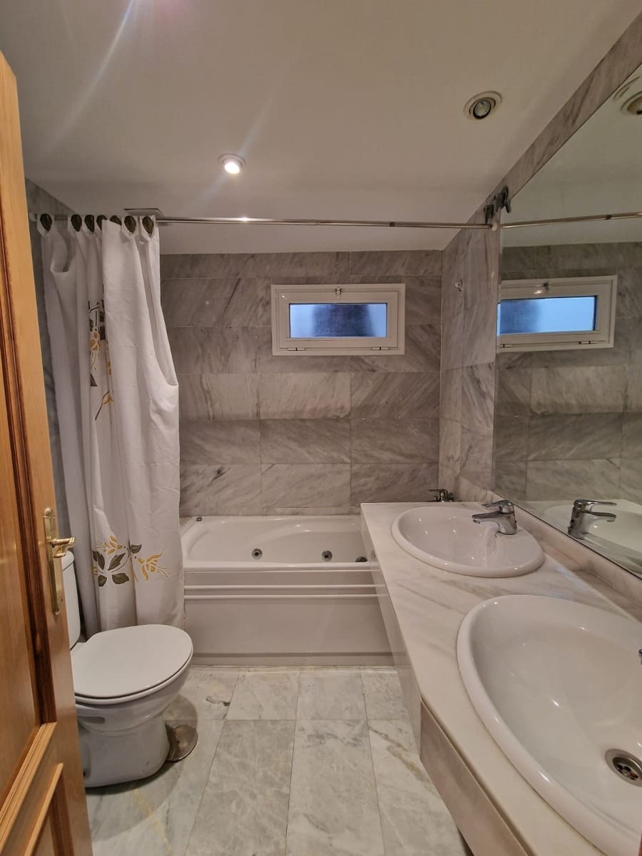 4 soveværelse Byhus til salg i Marbella med swimmingpool garage - € 719.500 (Ref: 9425949)