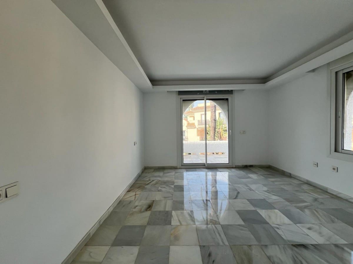 4 makuuhuone Omakotitalo myytävänä paikassa Nueva Andalucia mukana uima-altaan - 699 000 € (Ref: 9425952)