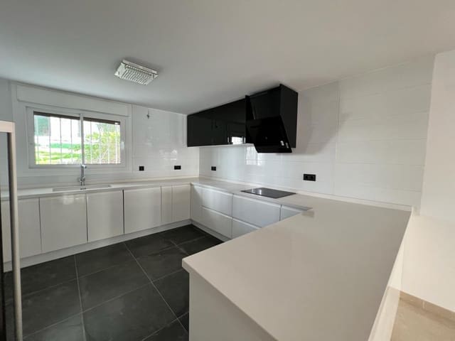 4 soverom Hus til salgs i Nueva Andalucia, Marbella med svømmebasseng - € 699 000 (Ref: 9425952)