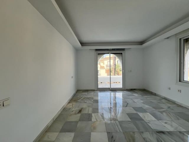 4 soverom Hus til salgs i Nueva Andalucia, Marbella med svømmebasseng - € 699 000 (Ref: 9425952)