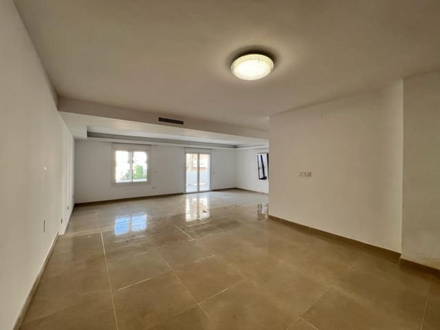 4 soverom Hus til salgs i Nueva Andalucia, Marbella med svømmebasseng - € 699 000 (Ref: 9425952)