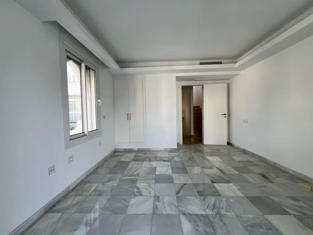 4 soverom Hus til salgs i Nueva Andalucia, Marbella med svømmebasseng - € 699 000 (Ref: 9425952)