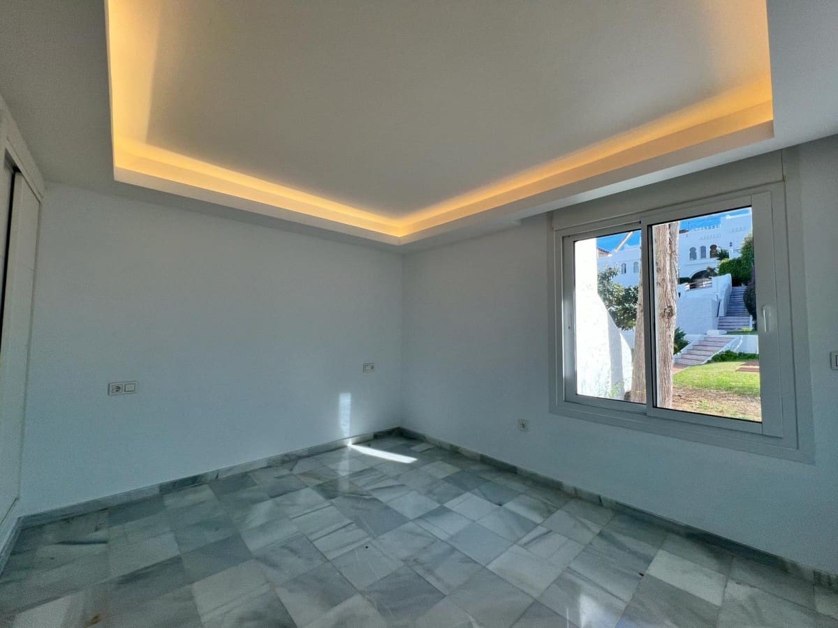 4 makuuhuone Omakotitalo myytävänä paikassa Nueva Andalucia mukana uima-altaan - 699 000 € (Ref: 9425952)