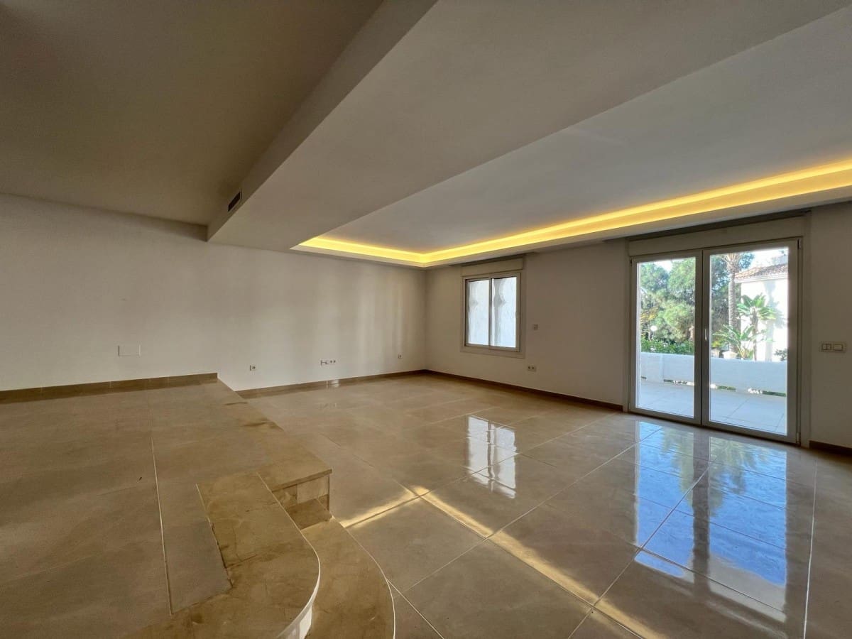 4 makuuhuone Omakotitalo myytävänä paikassa Nueva Andalucia mukana uima-altaan - 699 000 € (Ref: 9425952)