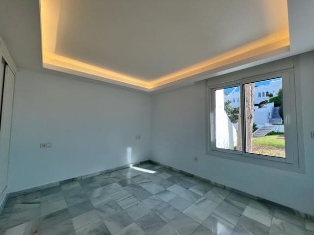 4 soverom Hus til salgs i Nueva Andalucia, Marbella med svømmebasseng - € 699 000 (Ref: 9425952)