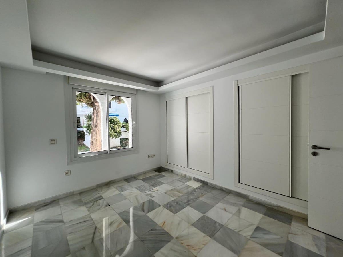 4 makuuhuone Omakotitalo myytävänä paikassa Nueva Andalucia mukana uima-altaan - 699 000 € (Ref: 9425952)