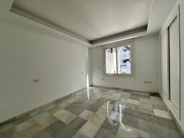 4 soverom Hus til salgs i Nueva Andalucia, Marbella med svømmebasseng - € 699 000 (Ref: 9425952)