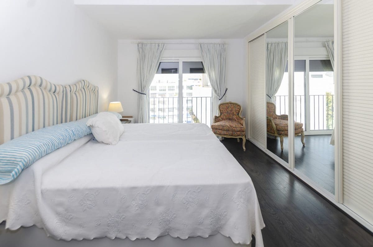 3 soverom Penthouse til salgs i Puerto Banus med svømmebasseng garasje - € 1 197 000 (Ref: 9425955)