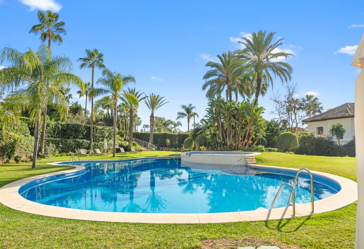 3 makuuhuone Huoneisto myytävänä paikassa Nueva Andalucia mukana uima-altaan - 949 500 € (Ref: 9425967)