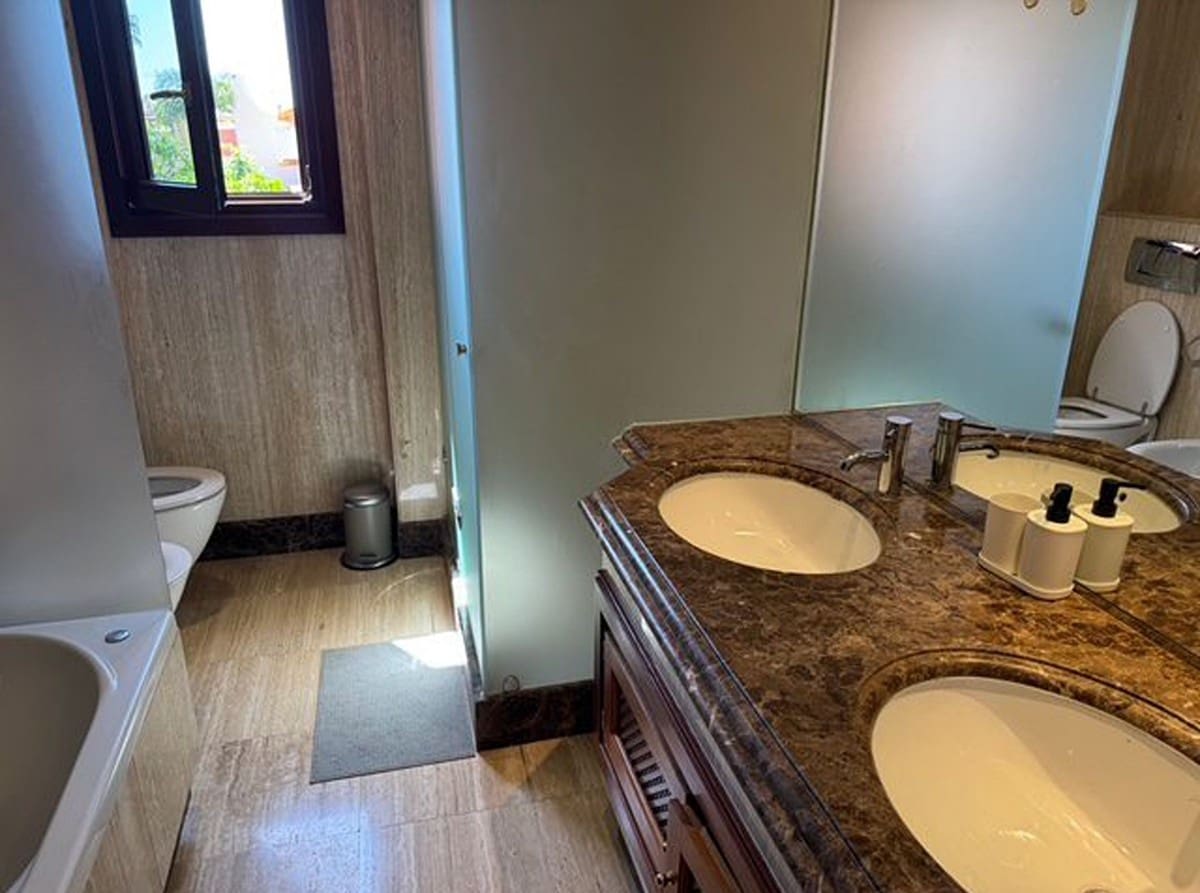 2 soverom Leilighet til salgs i New Golden Mile med svømmebasseng garasje - € 605 000 (Ref: 9425974)