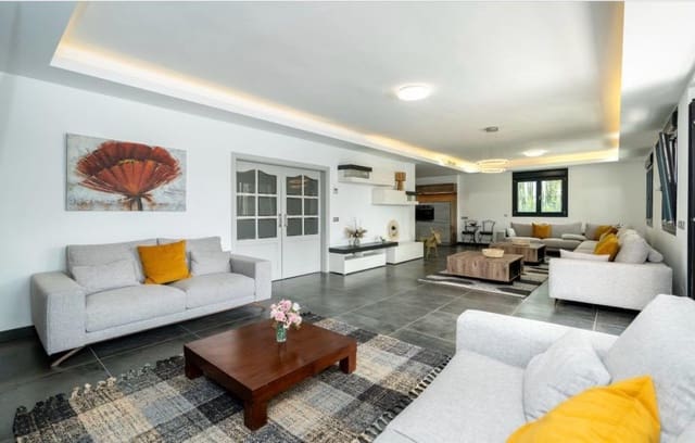 6 makuuhuone Huvila myytävänä paikassa Marbella mukana uima-altaan 
autotalli - 4 495 000 € (Ref: 9425982)