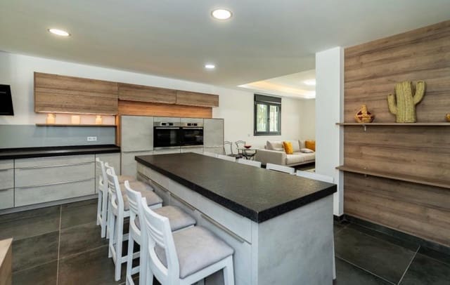 6 makuuhuone Huvila myytävänä paikassa Marbella mukana uima-altaan 
autotalli - 4 495 000 € (Ref: 9425982)