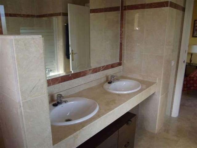 4 quarto Casa em Banda para venda em Nueva Andalucia, Marbella com piscina garagem - 599 000 € (Ref: 9425983)