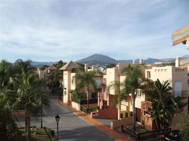 4 quarto Casa em Banda para venda em Nueva Andalucia, Marbella com piscina garagem - 599 000 € (Ref: 9425983)