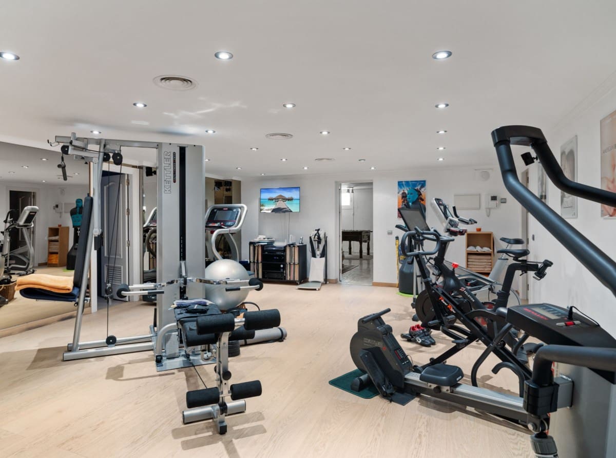 6 soveværelse Villa til salg i Nueva Andalucia med swimmingpool garage - € 6.900.000 (Ref: 9425984)