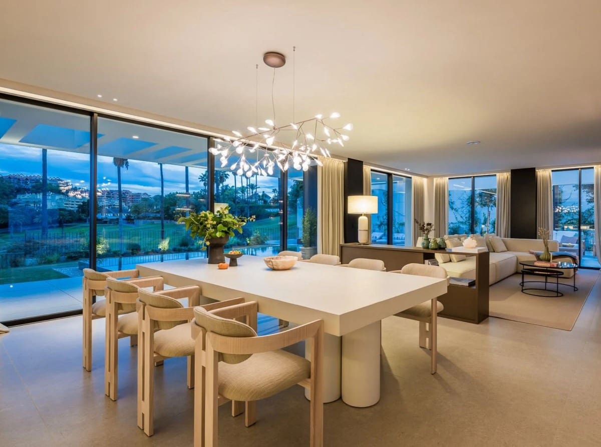 4 slaapkamer Villa te koop in Nueva Andalucia met zwembad garage - € 5.975.000 (Ref: 9425989)