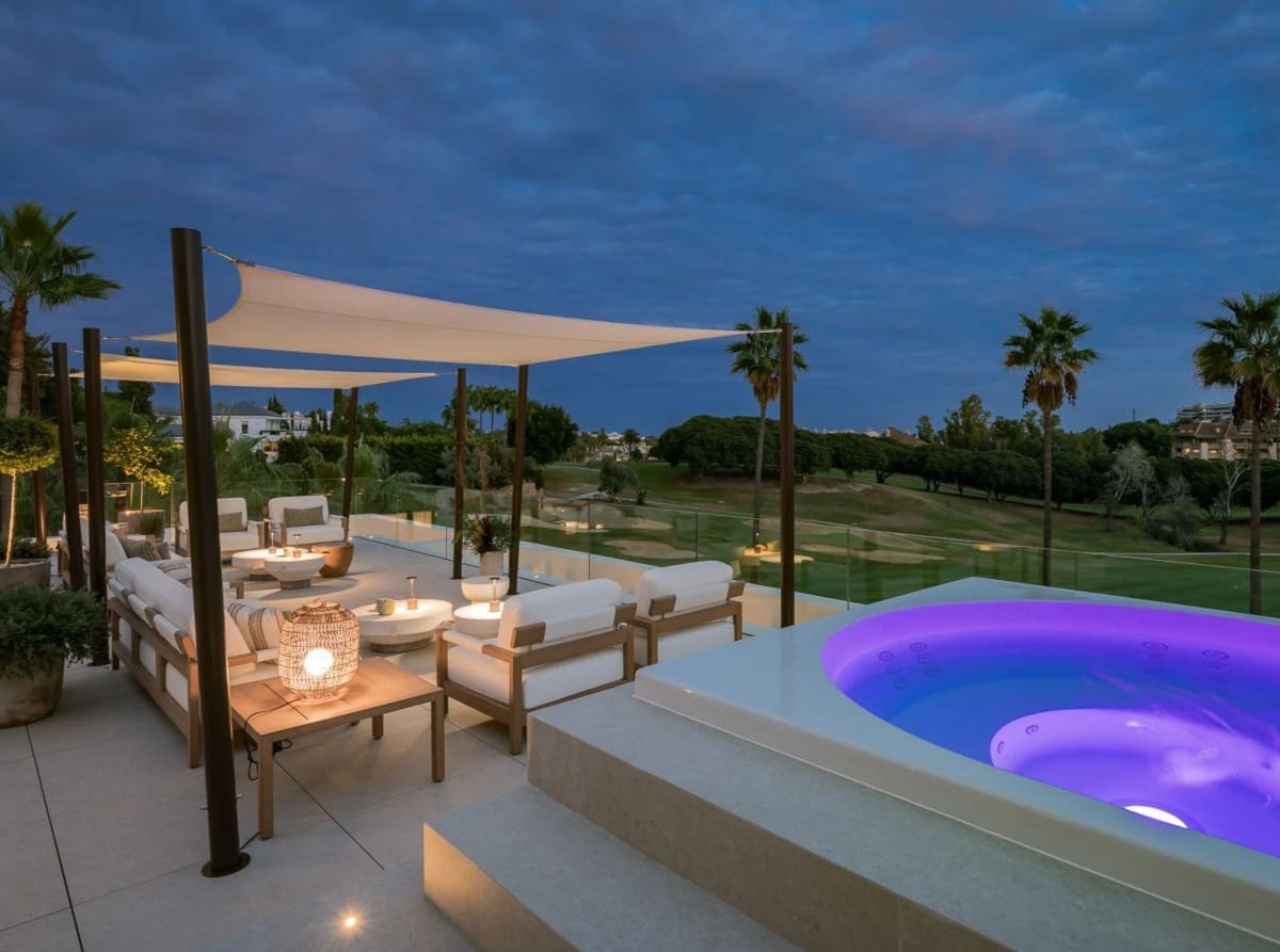 4 slaapkamer Villa te koop in Nueva Andalucia met zwembad garage - € 5.975.000 (Ref: 9425989)