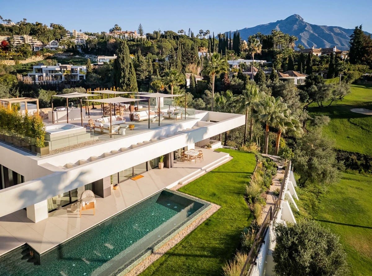 4 slaapkamer Villa te koop in Nueva Andalucia met zwembad garage - € 5.975.000 (Ref: 9425989)