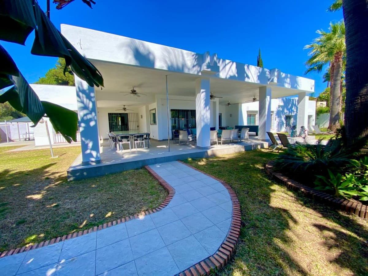 10 quarto Moradia para venda em Marbella com piscina garagem - 2 595 000 € (Ref: 9425995)