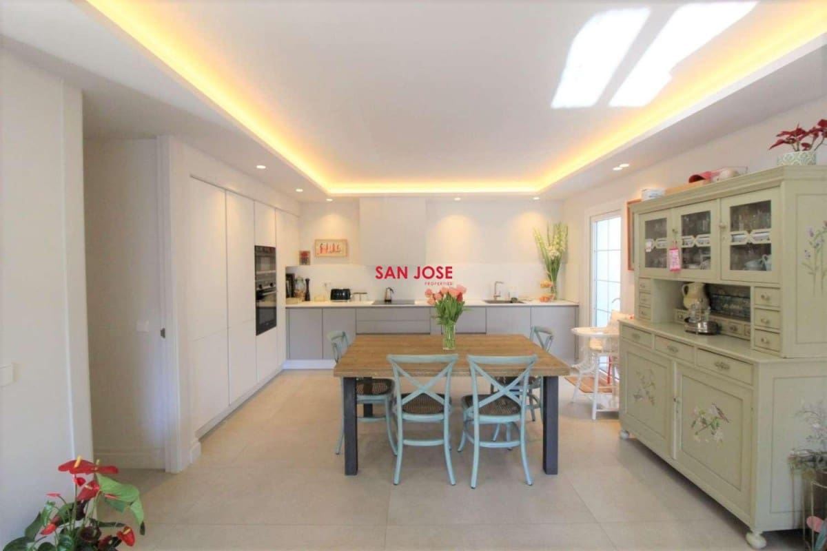 3 soveværelse Lejlighed til salg i Nueva Andalucia med swimmingpool garage - € 850.000 (Ref: 9425999)