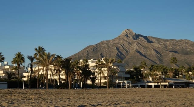 Chalet de 5 habitaciones en El Paraiso, Estepona en venta con piscina garaje - 1.750.000 € (Ref: 9426000)