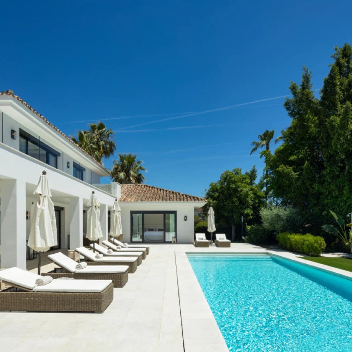 5 makuuhuone Huvila myytävänä paikassa Nueva Andalucia mukana uima-altaan 
autotalli - 6 950 000 € (Ref: 9426001)