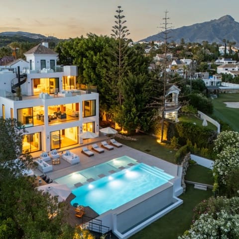 6 makuuhuone Huvila myytävänä paikassa Nueva Andalucia, Marbella mukana uima-altaan 
autotalli - 7 350 000 € (Ref: 9426004)