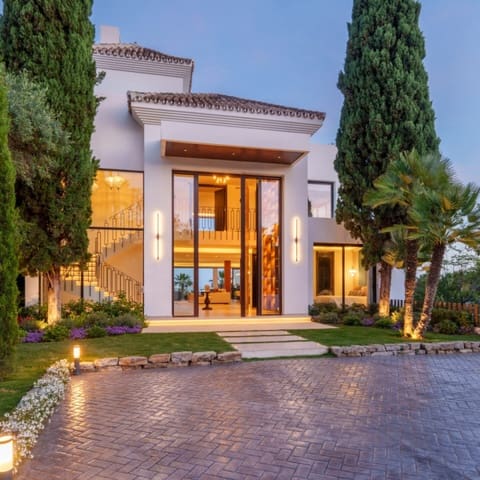 6 makuuhuone Huvila myytävänä paikassa Nueva Andalucia, Marbella mukana uima-altaan 
autotalli - 7 350 000 € (Ref: 9426004)