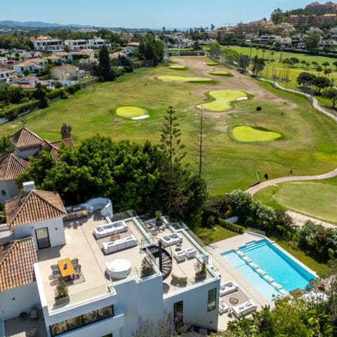 6 makuuhuone Huvila myytävänä paikassa Nueva Andalucia, Marbella mukana uima-altaan 
autotalli - 7 350 000 € (Ref: 9426004)