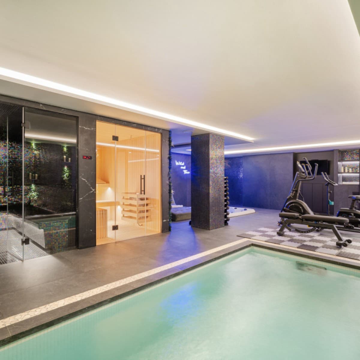 6 makuuhuone Huvila myytävänä paikassa Nueva Andalucia mukana uima-altaan 
autotalli - 7 350 000 € (Ref: 9426004)