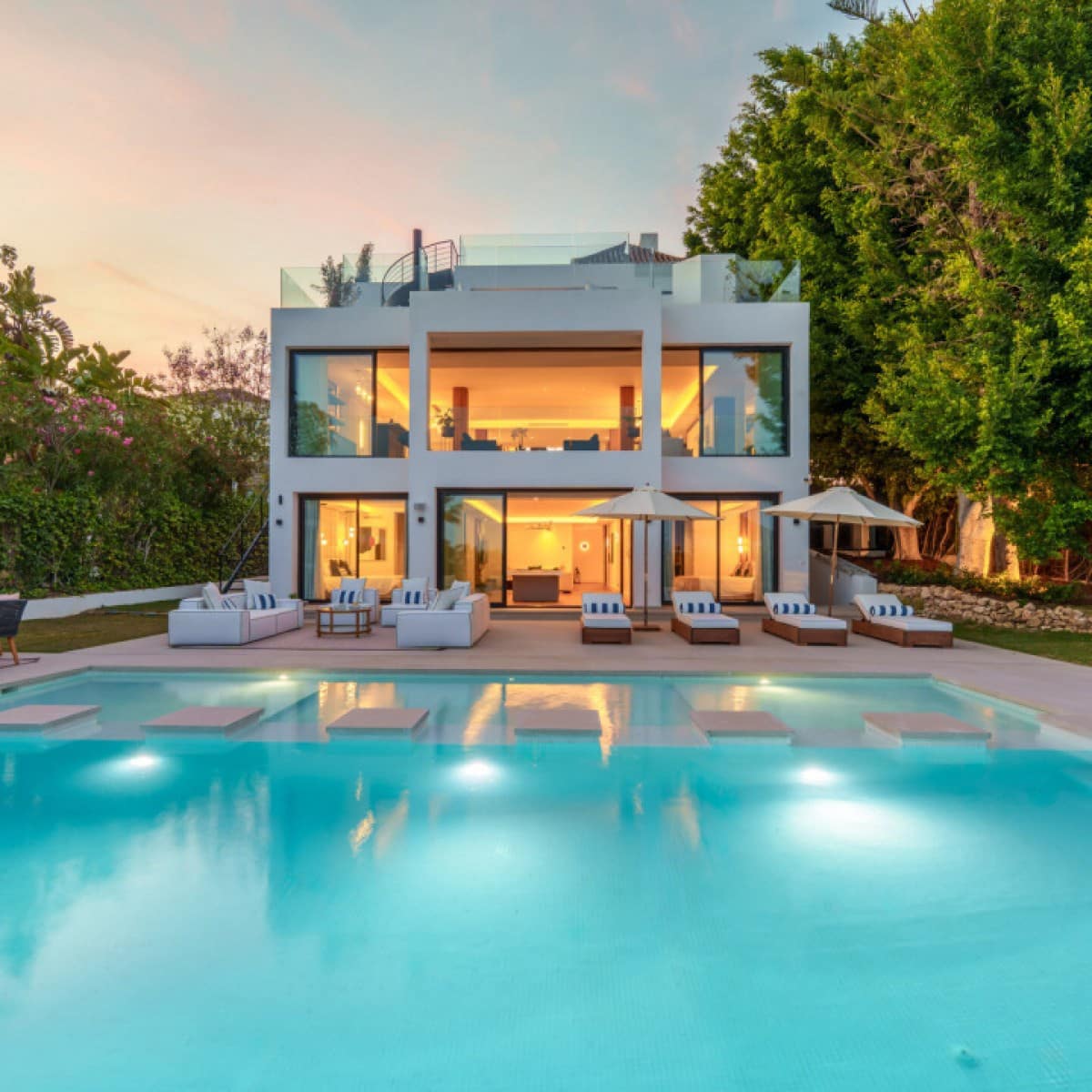 6 makuuhuone Huvila myytävänä paikassa Nueva Andalucia mukana uima-altaan 
autotalli - 7 350 000 € (Ref: 9426004)