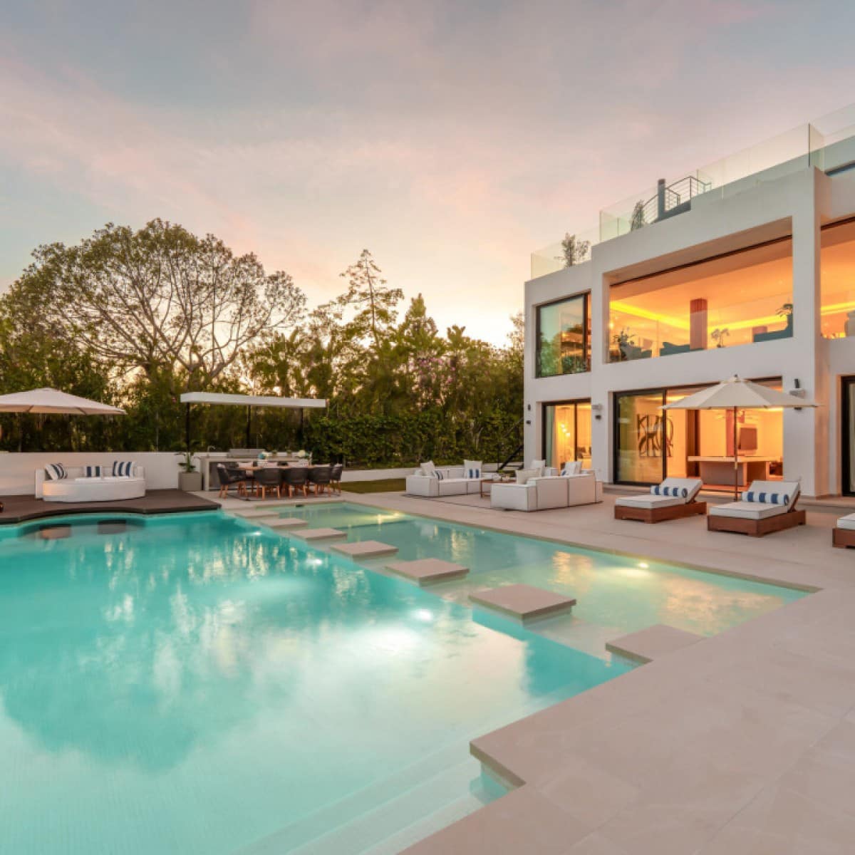 6 makuuhuone Huvila myytävänä paikassa Nueva Andalucia mukana uima-altaan 
autotalli - 7 350 000 € (Ref: 9426004)