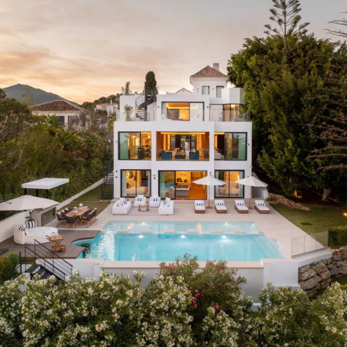 6 makuuhuone Huvila myytävänä paikassa Nueva Andalucia mukana uima-altaan 
autotalli - 7 350 000 € (Ref: 9426004)