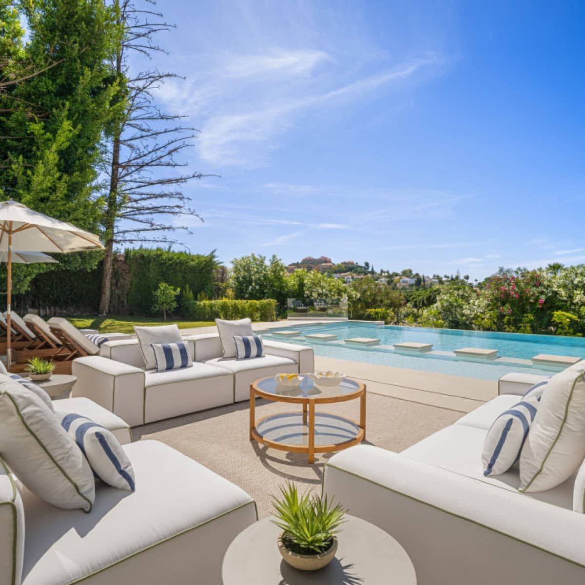 6 makuuhuone Huvila myytävänä paikassa Nueva Andalucia mukana uima-altaan 
autotalli - 7 350 000 € (Ref: 9426004)