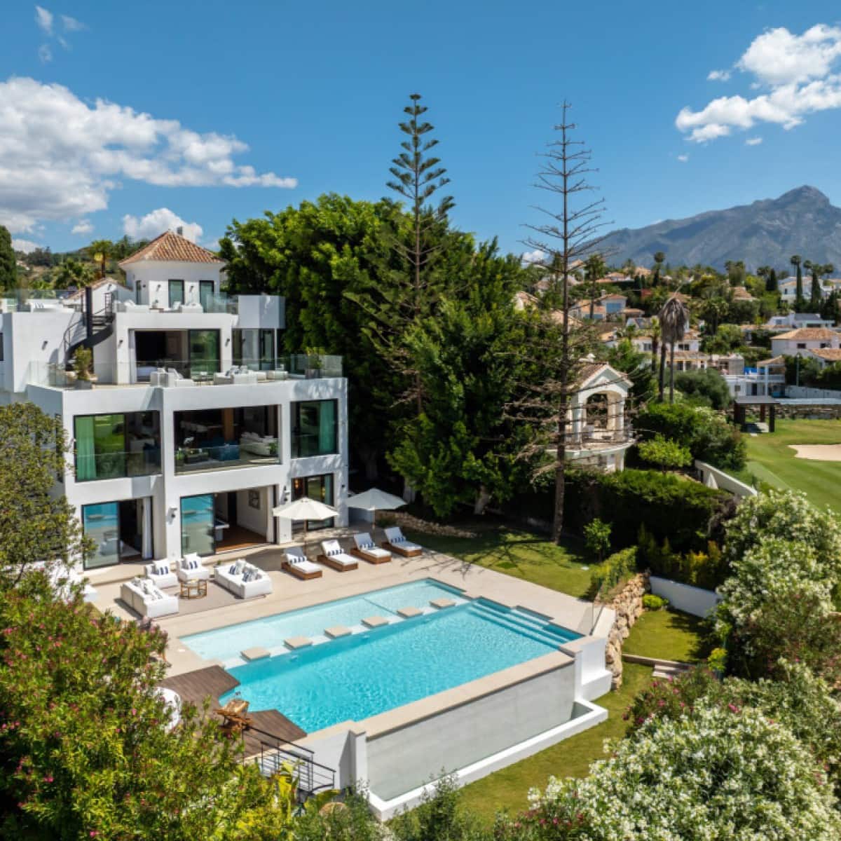 6 makuuhuone Huvila myytävänä paikassa Nueva Andalucia mukana uima-altaan 
autotalli - 7 350 000 € (Ref: 9426004)