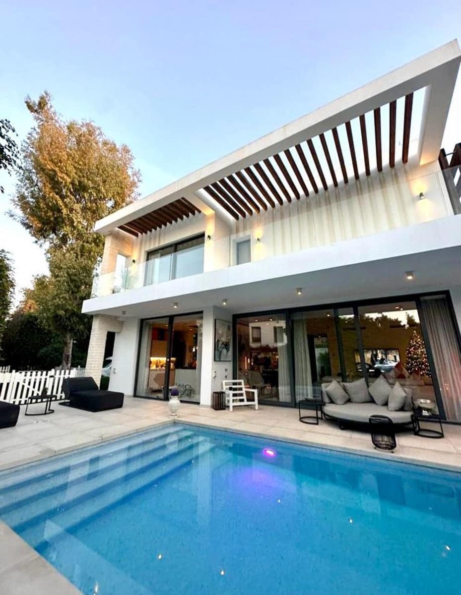 4 quarto Moradia para venda em Estepona com piscina - 1 799 000 € (Ref: 9426009)