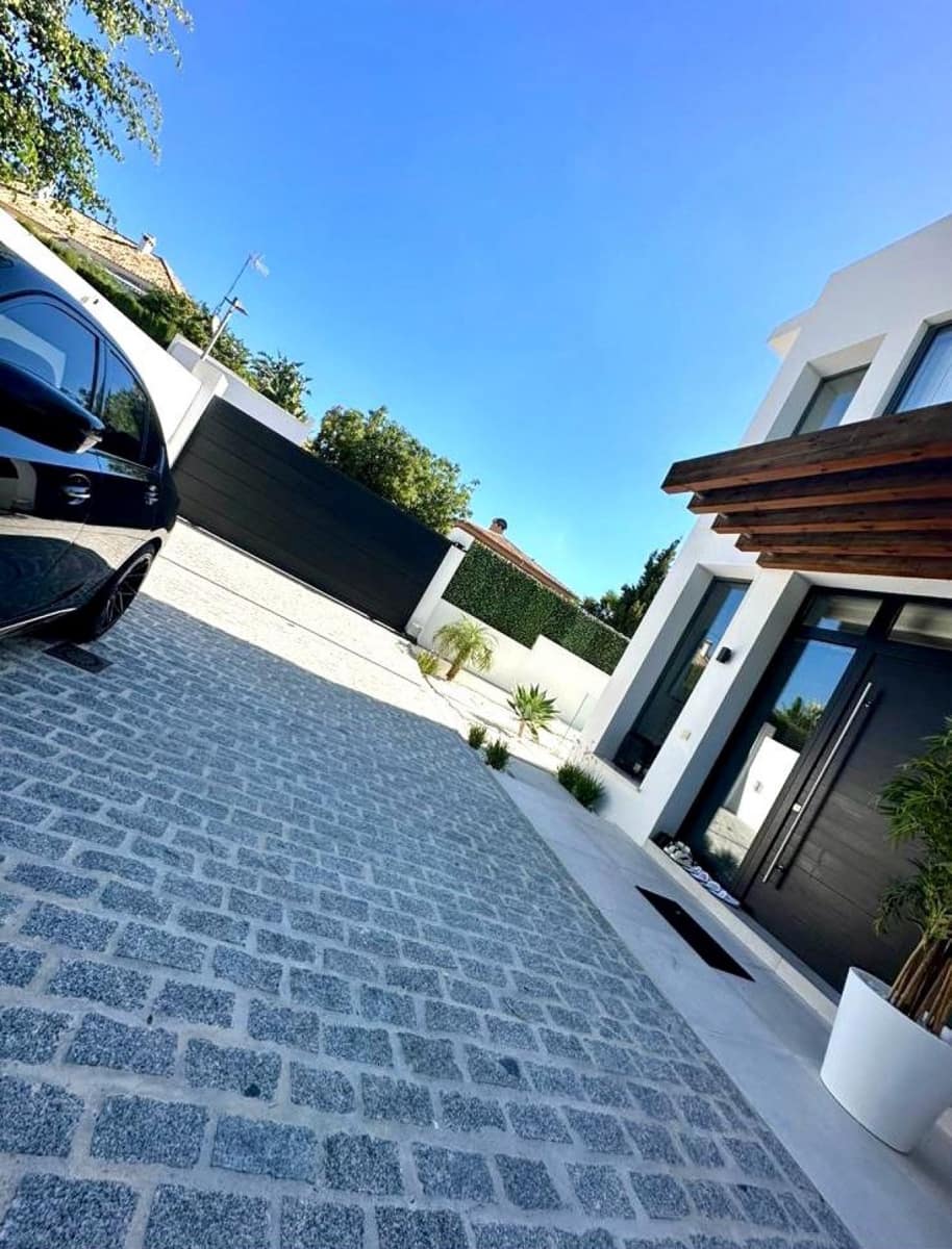 4 quarto Moradia para venda em Estepona com piscina - 1 799 000 € (Ref: 9426009)