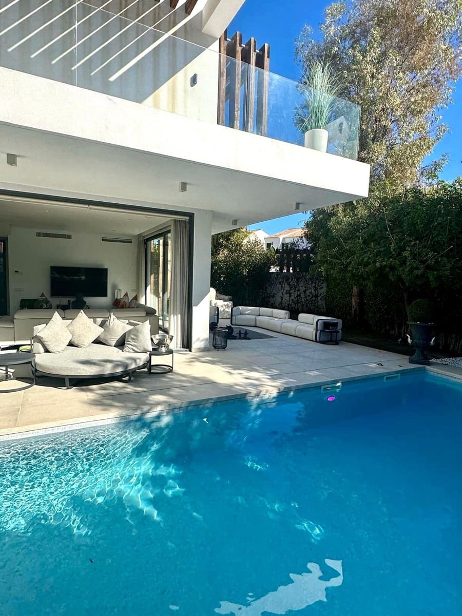 4 quarto Moradia para venda em Estepona com piscina - 1 799 000 € (Ref: 9426009)