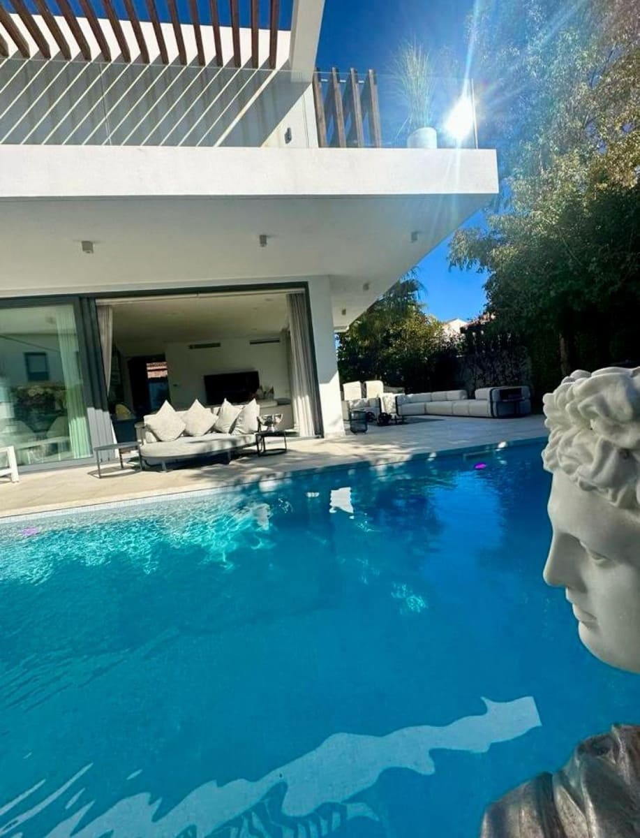 4 quarto Moradia para venda em Estepona com piscina - 1 799 000 € (Ref: 9426009)