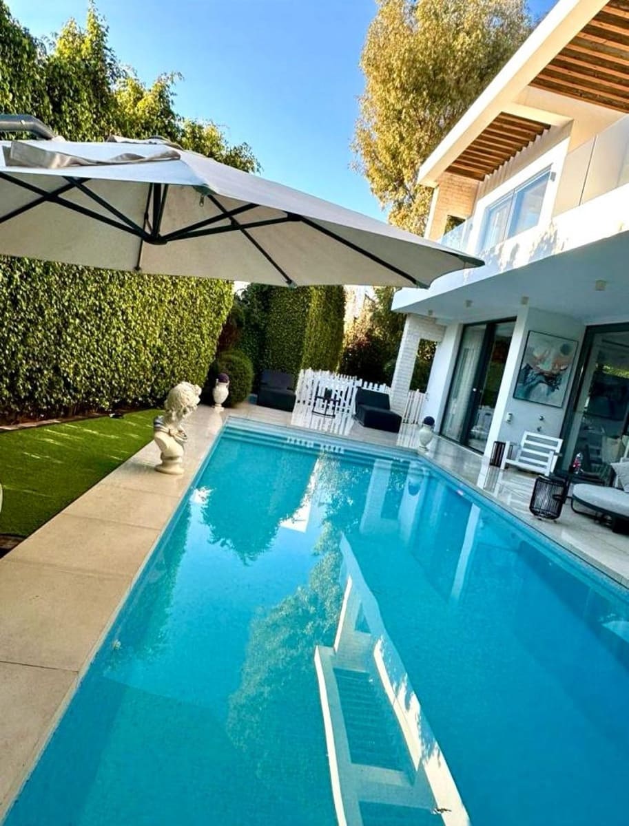 4 quarto Moradia para venda em Estepona com piscina - 1 799 000 € (Ref: 9426009)