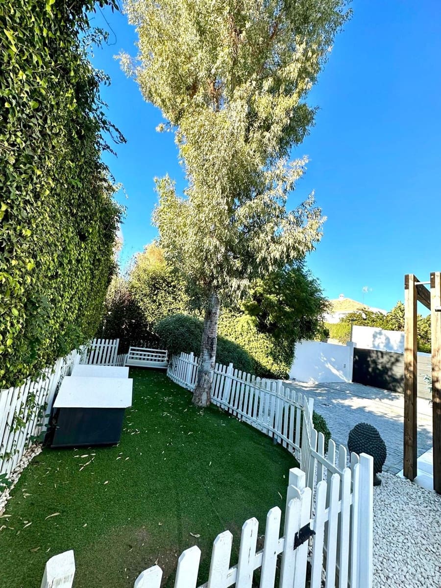 4 quarto Moradia para venda em Estepona com piscina - 1 799 000 € (Ref: 9426009)