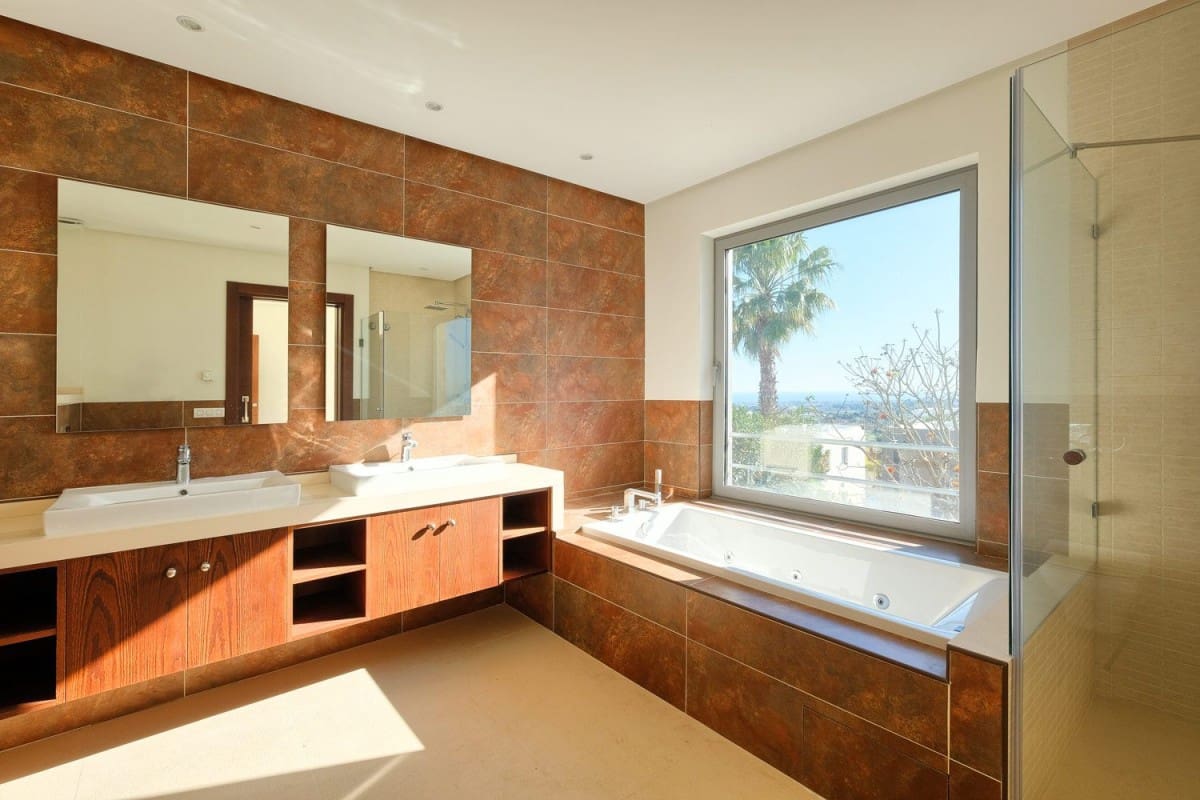 4 quarto Moradia para venda em Benahavis com piscina garagem - 2 200 000 € (Ref: 9426018)